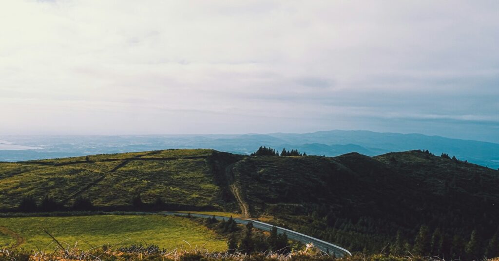 Solo Travel Tips for Introverts: Fearless, Calm & Confident Trips Peaceful solo traveler enjoying scenic USUK landscape