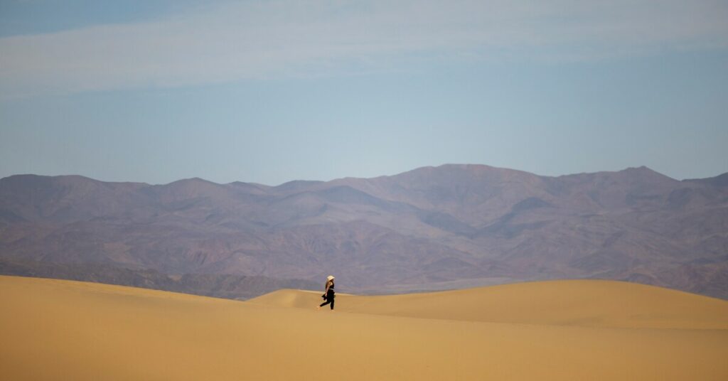 Reverse Solo Touring: Outsmart Crowds & Explore the US Quietly with solo traveler exploring iconic US landmarks