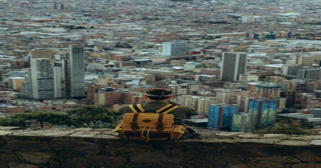 US Solo Travel Plan: 24-Hour Rule solo traveler planning USA city skyline with backpack