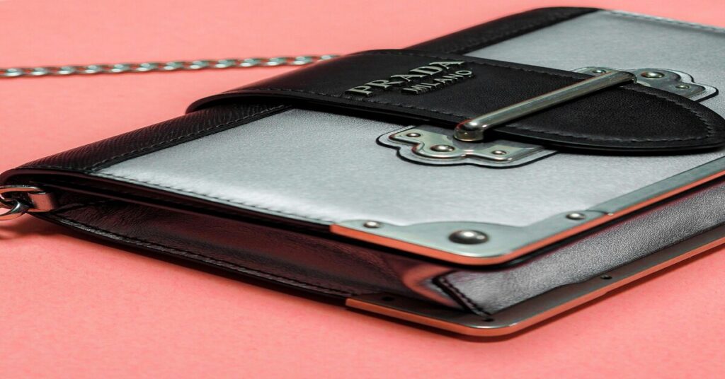 7 Smart Ways to Avoid Theft in Crowded Places Safely 5 7 Smart Ways to Avoid Theft in Crowded Places Safely using smart wallets and secure bags