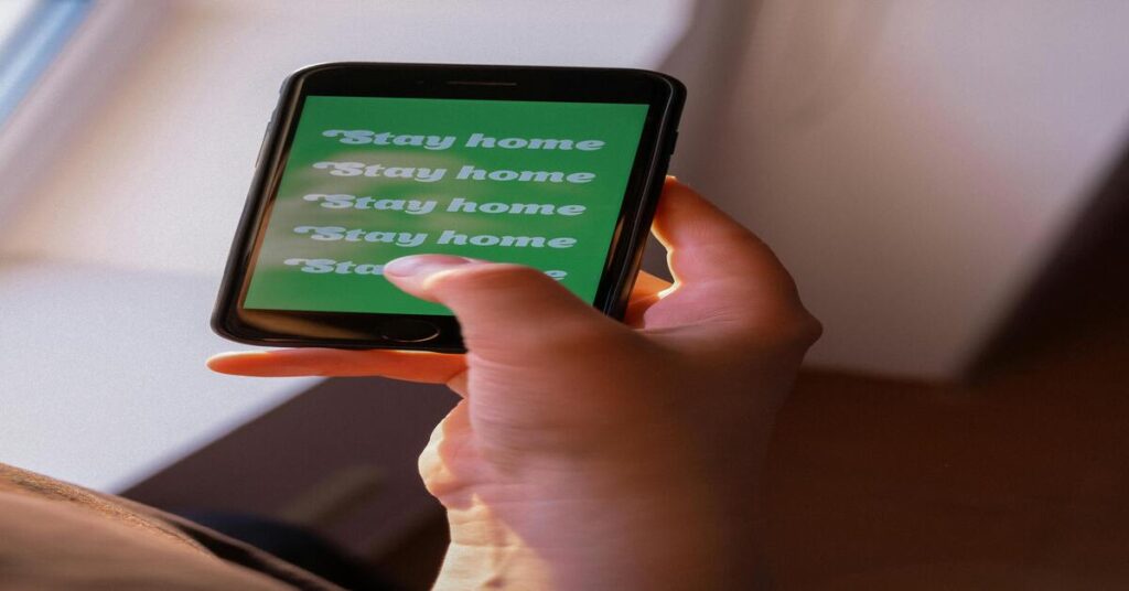 7 Smart Ways to Avoid Theft in Crowded Places Safely 3 Be Mindful of Your Surroundings