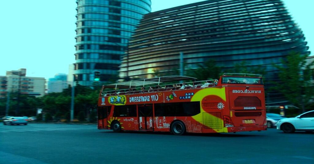 How to Make Friends While Traveling Alone travelers connecting during a walking tour sightseeing in city