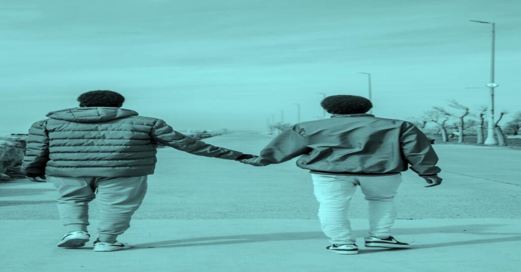 How to Make Friends While Traveling Alone: solo traveler meeting new friends at a cafe naturally