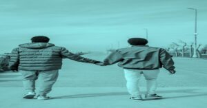 🌍 SOLO TRAVEL GUIDE 3 How to Make Friends While Traveling Alone: solo traveler meeting new friends at a cafe naturally