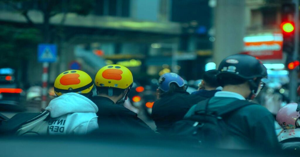 Solo Travel Safety Tips for First-Time Travelers 3 Solo travel safety tips first-time travelers avoid theft in crowded tourist areas