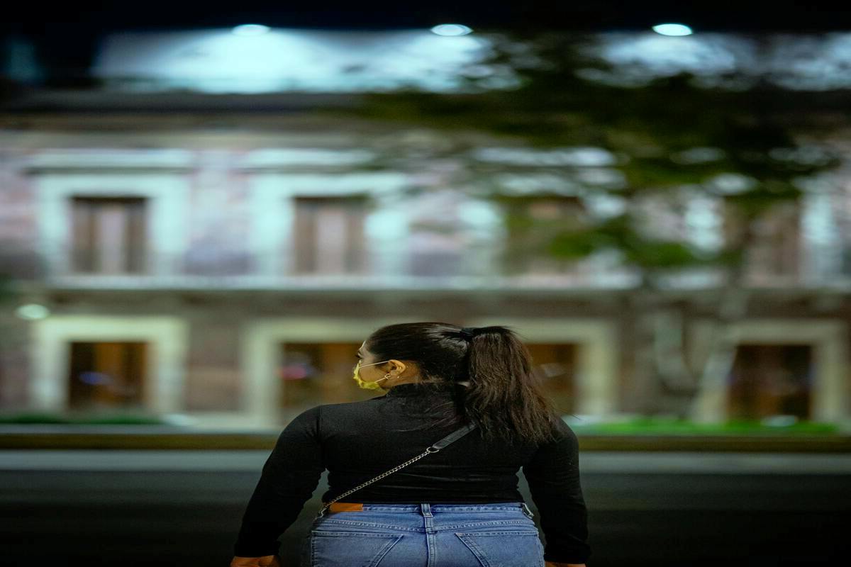 solo female traveler safety city night walking confident