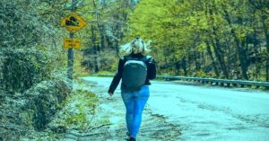 🌍 SOLO TRAVEL GUIDE 7 Solo travel safety tips for first-time travelers in urban city with secure backpack