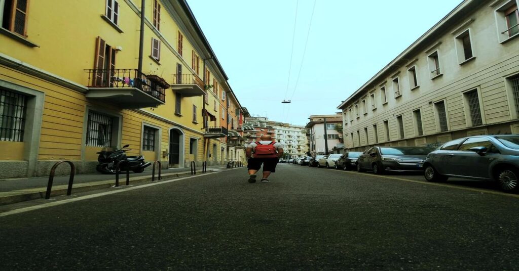 Beginner Solo Travel Tips for First-Time Travelers exploring city streets confidently and happily