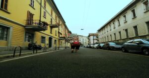 🌍 SOLO TRAVEL GUIDE 5 Beginner Solo Travel Tips for First-Time Travelers exploring city streets confidently and happily