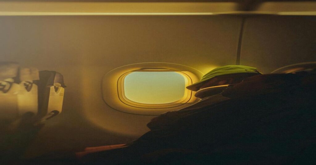 Best neck pillow for long flights featured guide