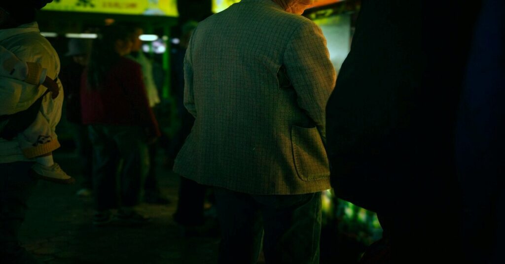 Night vs Day Solo Travel Safety crowded market scene showing pickpocket risk without visible faces and distracted travelers