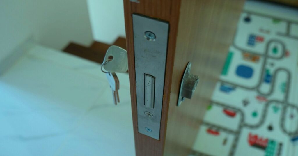 solo traveler hotel room luggage door safety