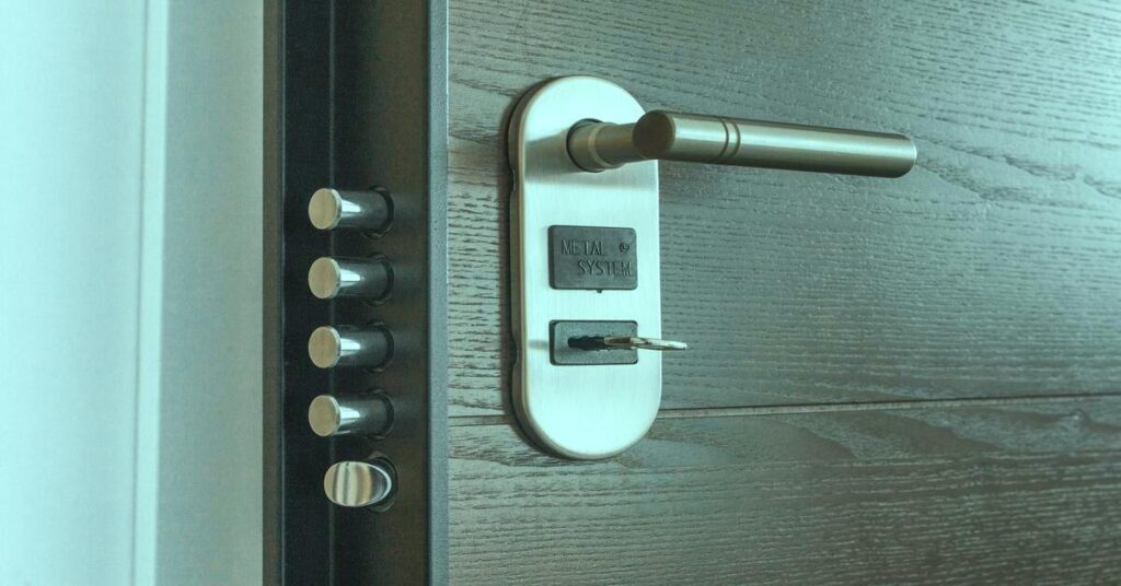 π Best Travel Door Lock for Inward Opening Doors (2026 Guide) 1 Inside a modern boutique apartment door lock boundary protection