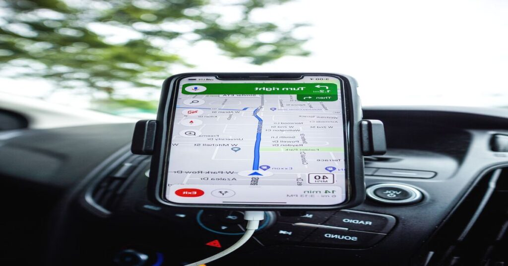Best Personal GPS Tracker for International Travel: Top 3 1 Phone dead battery low battery travel map navigation