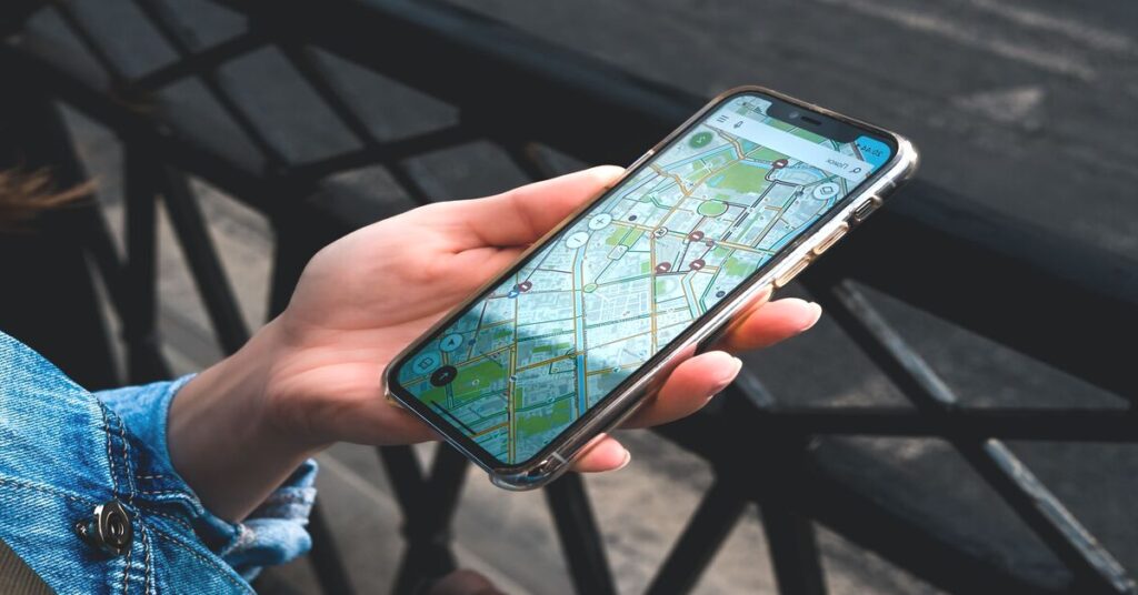 Best US Cities for Solo Travel Without a Car: Safe & Walkable 5 Smartphone hand holding displaying digital navigation transit route map outdoor